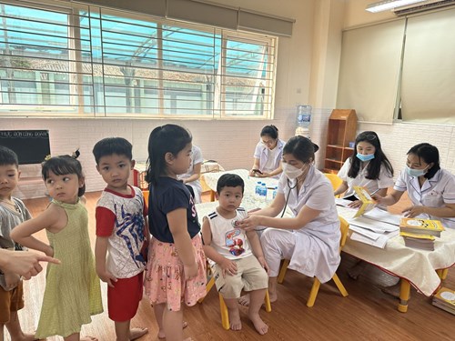 Trường mầm non Đô Thị Việt Hưng tổ chức khám sức khỏe đợt 2 năm học 2022-2023 cho học sinh toàn trường. 