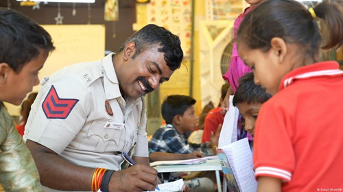 Cảnh sát Ấn Độ mở trường cho trẻ nghèo