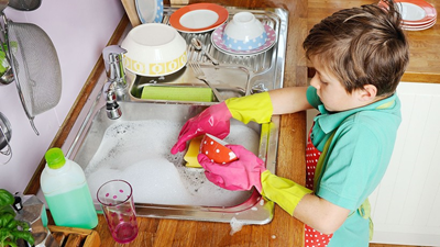 Những lợi ích bất ngờ khi trẻ làm việc nhà