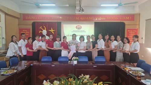 Chi bộ Trường Mầm non Đô thị Việt Hưng tổ chức Lễ kết nạp Đảng viên mới