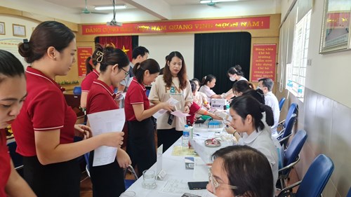 Trường mầm non Đô thị Việt Hưng tổ chức khám sức khỏe định kỳ cho cán bộ, giáo viên, công nhân viên năm học 2023-2024