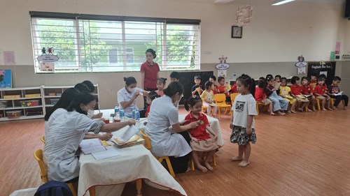 Trường MN Đô thị Việt Hưng tổ chức khám sức khỏe cho học sinh đầu năm học 2023-2024