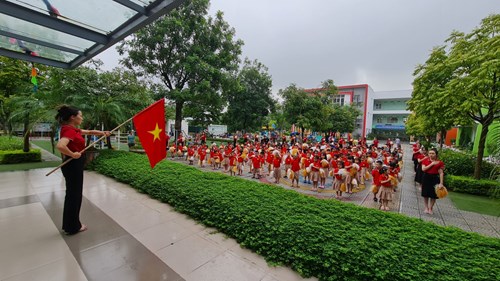 Lễ chào cờ đầu tuần của các bé học sinh trường Mầm non Đô thị Việt Hưng