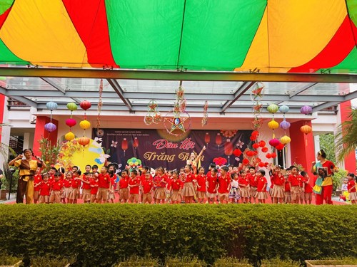  Đêm hội trăng rằm  của các bé Trường Mầm non Đô thị Việt Hưng năm học 2023-2024.