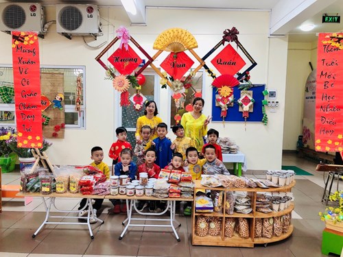 Trường mầm non Đức Giang tổ chức gói bánh chưng, chợ quê, giúp trẻ hiểu thêm về nét đẹp ngày Tết cổ truyền của dân tộc