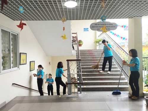 Trường mầm non Đức Giang tham gia tổng vệ sinh trường học phòng chống bệnh đau mắt đỏ
