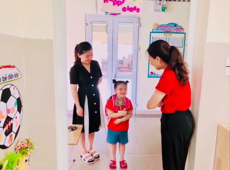 Trường mầm non Đức Giang thực hiện giáo dục văn hoá chào hỏi cho học sinh :  khoanh tay-mỉm cười-cúi chào 