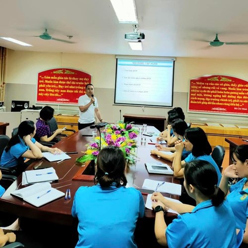 Trường Mầm non Đức Giang tổ chức tập huấn vệ sinh an toàn thực phẩm cho CBGVNV 