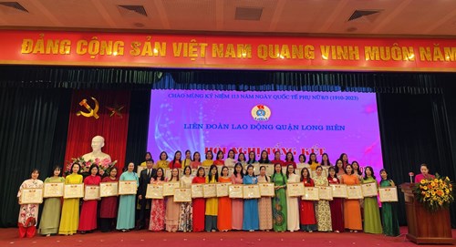 Cô Nguyễn Thị Ngọt - nhân viên Nuôi dưỡng trường mầm non Đức Giang được nhận giấy khen đạt danh hiệu Nữ CNVCLĐ  Giỏi việc nước - Đảm việc nhà  năm 2022.