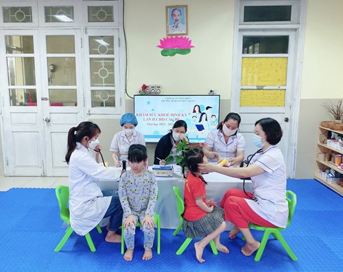 Trường Mầm non Đức Giang tổ chức khám sức khỏe định kỳ cho trẻ lần thứ II năm học 2022 - 2023