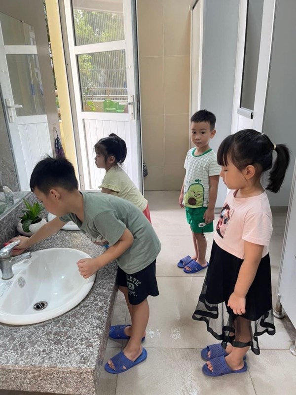 Hoạt động rèn kỹ năng rửa tay - lau mặt để bảo vệ sức khoẻ của các bé lớp mẫu giáo nhỡ B1