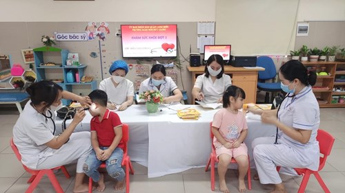 Trường mầm non Đức Giang phối hợp cùng trạm y tế phường Đức Giang khám sức khoẻ định kì lần 1 năm học 2023 - 2024
