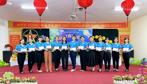 Công đoàn trường mầm non Đức Giang tổ chức tặng quà cho con đoàn viên công đoàn nhân dịp Tết Trung Thu
