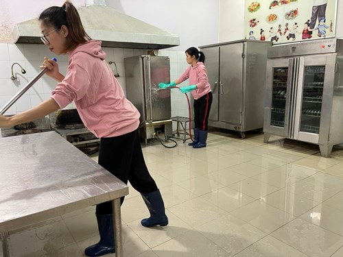 Các đồng chí nhân viên nuôi dưỡng cơ sở 2 thực hiện công tác tổng vệ sinh môi trường bếp 