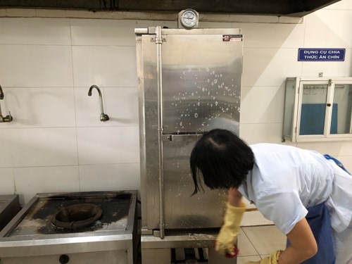 Các đồng chí nhân viên nuôi dưỡng cơ sở 1 thực hiện chiến dịch tổng vệ sinh môi trường trong bếp.