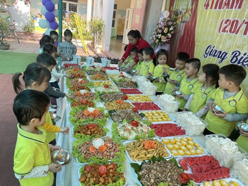 Trường mầm non Giang Biên tổ chức tiệc buffet cho trẻ năm học 2023 - 2024