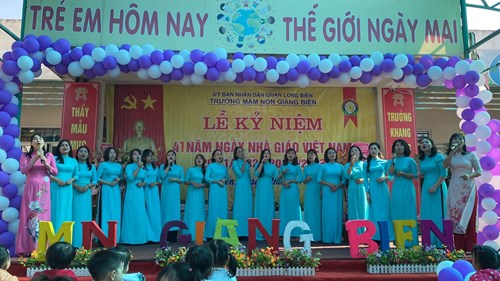Bài hát   Bụi phấn  do các cô giáo trường mầm non Giang Biên thể hiện