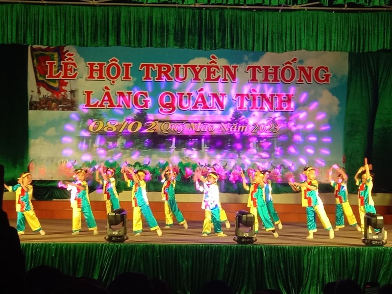 Giáo viên và học sinh trường MN Giang Biên tham gia biểu diễn Hội làng Quán Tình