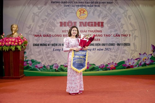 Cô giáo Nguyễn Hải Yến- Lớp MGL A4 trường MN Giang Biên nhận danh hiệu  Nhà giáo Long Biên tâm huyết sáng tạo   lần thứ 7 năm 2023
