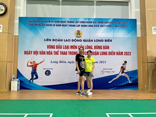 Đồng chí Nguyễn Thị Ngân- Hoàng Thị Hải Yến tham gia thi đấu bộ môn cầu lông tại   Ngày hội văn hóa thể thao trong CNVCLĐ quận Long Biên năm 2023 