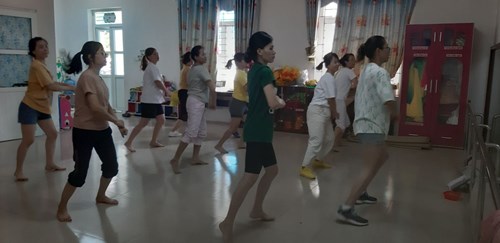 Giáo viên, nhân viên trường mầm non Giang Biên tham gia tập luyện tại câu lạc bộ của trường
