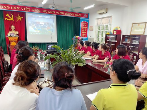  Cán bộ, giáo viên trường mầm non Giang Biên tham gia Bồi dưỡng chính trị hè 2023 
