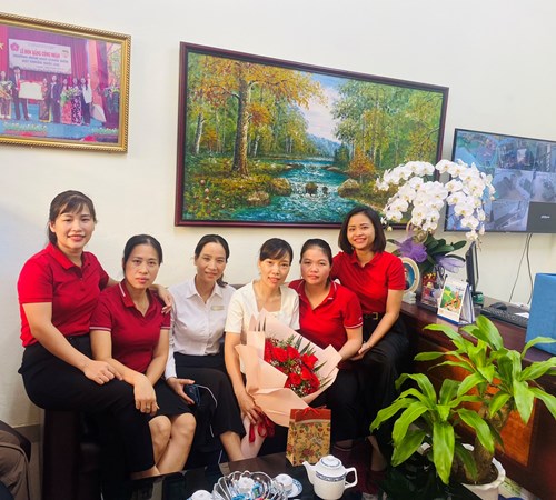 CBGVNV tặng quà chia tay đồng chí Hoàng Yến nghỉ công tác tại trường