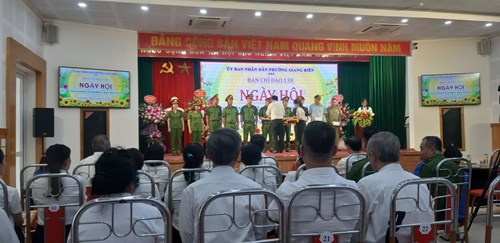 Đồng chí Nguyễn Thị Ngân dự   Ngày hội toàn dân bảo vệ Tổ quốc năm 2023  tại phường Giang Biên