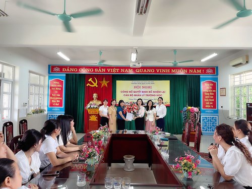 Đồng chí Vũ Thị Kiều Anh nhận quyết định Bổ nhiệm lại chức danh Phó Hiệu trưởng trường mầm non Giang Biên