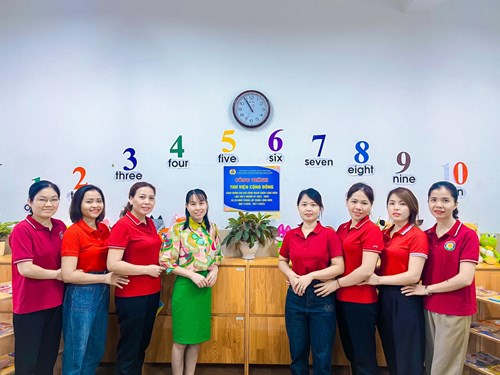  Công đoàn trường MN Giang Biên gắn biển công trình  Thư viện cộng đồng  tại CS2 Tình Quang chào mừng  Đại hội Công đoàn quận Long Biên lần thứ V nhiệm kỳ 2023- 2028 và 20 năm thành lập quận Long Biên