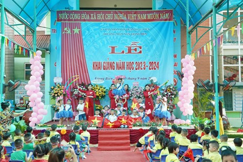 Văn nghệ chào mừng năm học mới của các bé lớp MGN B2   Vươn cao Việt Nam 