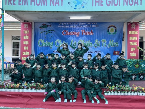 Lớp MGL A3 đồng diễn  Bác đang cùng chúng cháu hành quân  nhân dịp chào mừng 79 năm ngày thành lập Quân đội nhân dân Việt Nam 22/12.