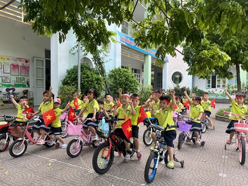 Các bạn nhỏ lớp MGN B3 hào hứng, sôi nổi tham gia hoạt động đạp xe