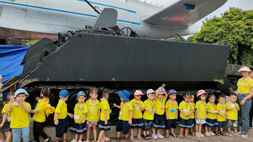 Các bạn nhỏ lớp MGB C2 tham quan bảo tàng quân đội Việt Nam