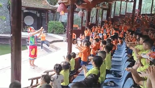 Các bạn nhỏ lớp MGB C2 đến xem múa rối tại nhà hát múa rối Việt Nam