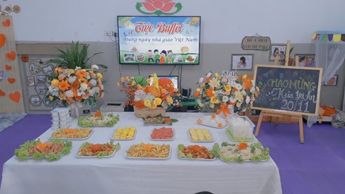 Các bạn nhỏ lớp NTD3 hào hứng tham gia tiệc buffet chào mừng ngày nhà giáo Việt Nam 20/11