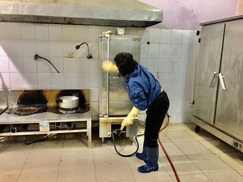 Các đồng chí nhân viên nuôi dưỡng trường Mầm non Giang Biên thực hiện công tác tổng vệ sinh trong và ngoài môi trường bếp