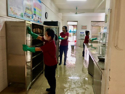 Các đồng chí nhân viên nuôi dưỡng trường Mầm non Giang Biên tổng vệ sinh môi trường trong và ngoài bếp