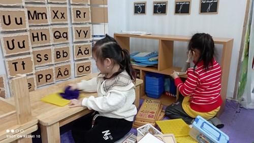 Trường Mầm non Giang Biên trang bị cho trẻ kỹ năng vệ sinh môi trường lớp học phòng, chống dịch bệnh