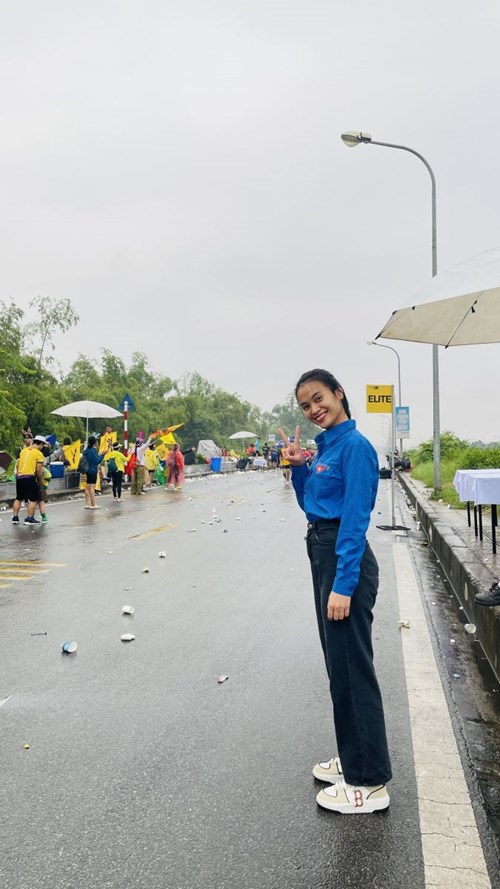Chi đoàn trường mầm non Gia Quất cử DVTN tham gia phục vụ công tác tổ chức giải chạy Marathon Long Biên 2023.