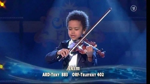 Akim Camara sinh ngày 26 tháng 9 năm 2000 tại Berlin, là một thần đồng nghệ sĩ vĩ cầm người Đức, bắt đầu chơi đàn từ năm hai tuổi