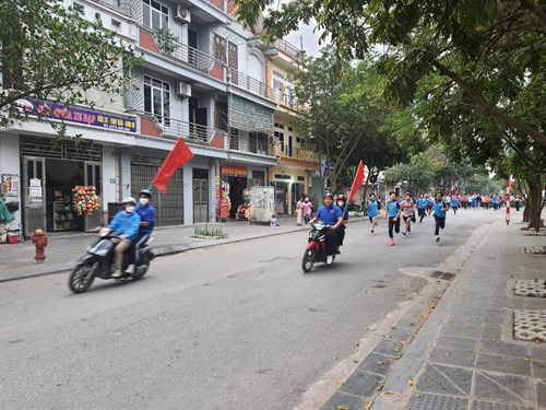 Chi đoàn trường MN Gia Quất tham gia phục vụ công tác giải Chạy báo Hà Nội mới năm 2023.