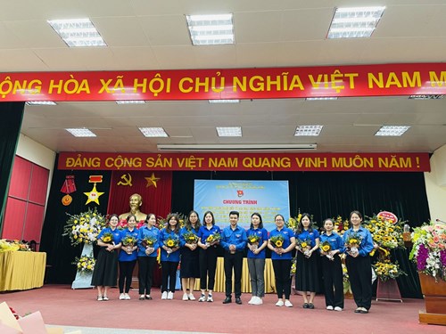 Chi đoàn MN Gia Quất tham dự Lễ phát động thi đua năm 2023 và tham dự Khánh thành sân bóng đá TTN phường Thượng Thanh.