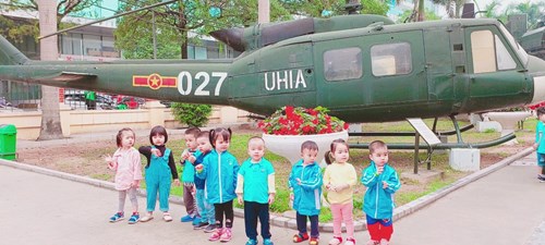 Các bạn nhỏ lớp Nhà trẻ D2 đi tham quan tại Bảo tàng Phòng không - Rạp xiếc Trung ương