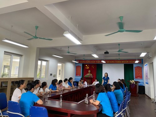 Lãnh đạo Quận Long Biên về trường mầm non Gia Quất lấy phiếu tín nhiệm 2 đ/c hiệu trưởng và phó hiệu trưởng.
