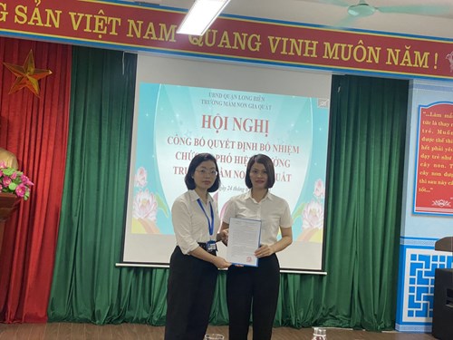 Đ/c Nguyễn Thùy Linh nhận quyết định bổ nhiệm chức vụ Phó Hiệu Trưởng trường mầm non Gia Quất