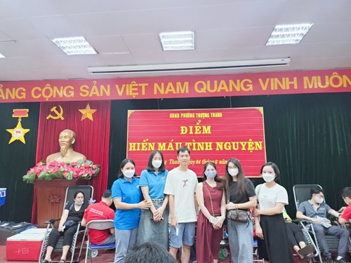 CBGVNV cùng phụ huynh học sinh trường mầm non tham gia Hiến máu nhân đạo tại UBND phường Thượng Thanh.
