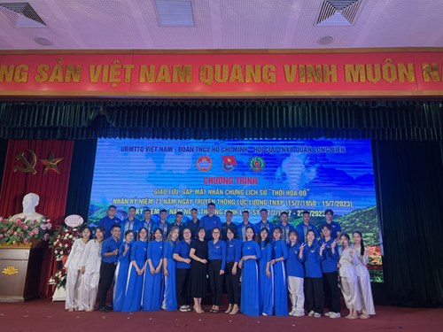 Chi đoàn Mầm non Gia Quất tham gia biểu diễn văn nghệ kỷ niệm 76 năm ngày Thương binh - Liệt sỹ (27/07) cùng đoàn phường Thượng Thanh.