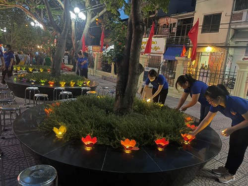 Chi đoàn mầm non Gia Quất tham gia phục vụ công tác tổ chức Lễ cầu siêu và thắp nến tri ân tại đài tường niệm liệt sỹ phường Thượng Thanh.