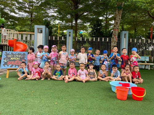 Các bé lớp B1 hào hứng tham gia trò chơi  Xách nước  trong Aqua Adventure Day